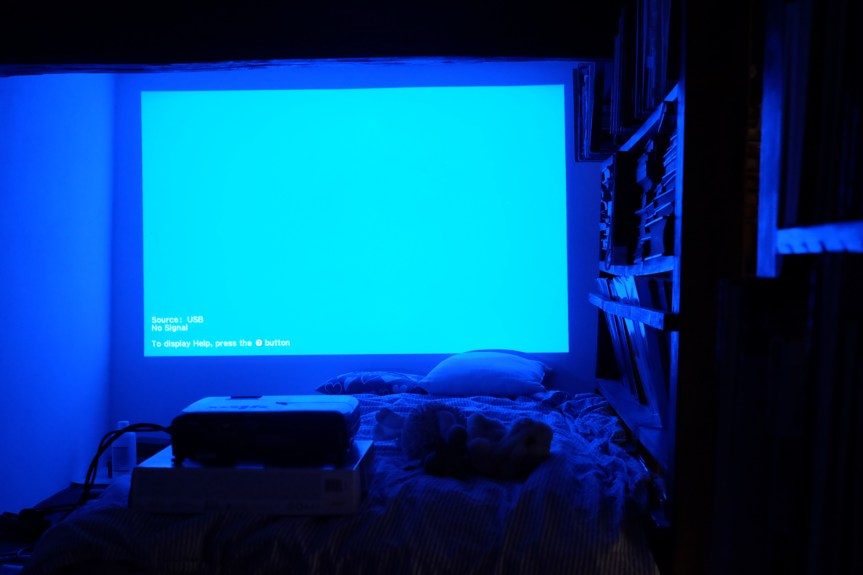 Perfektné večerné kino v posteli.